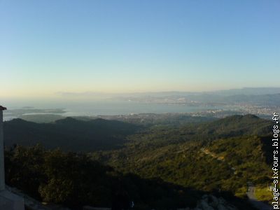 la baie de six fours et ses forets protégées, au calme
