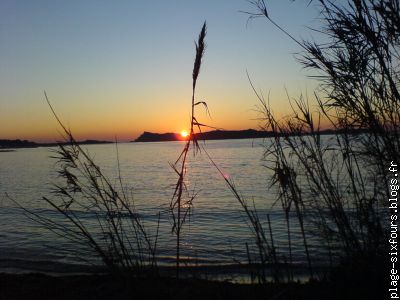 coucher de soleil a 2 pas de la villa ...couchant sur les iles des emb