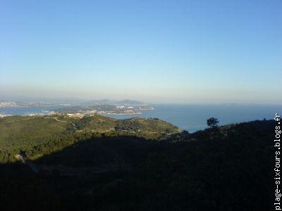 vue sur porquerolle depuis le cap sicié accessible en vélo directement