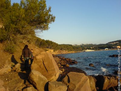 sentiers sauvages le long du littoral, couleur ocres du cap cisié