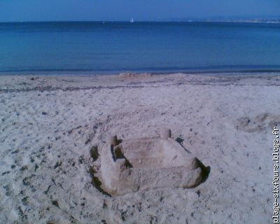chateau de sable sur la plage a 350 metres de la villa... le bonheur !
